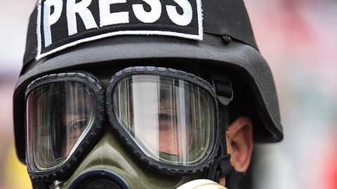 Gázmaszkban ültek be az újságírók a hongkongi rendőrség sajtótájékoztatójára