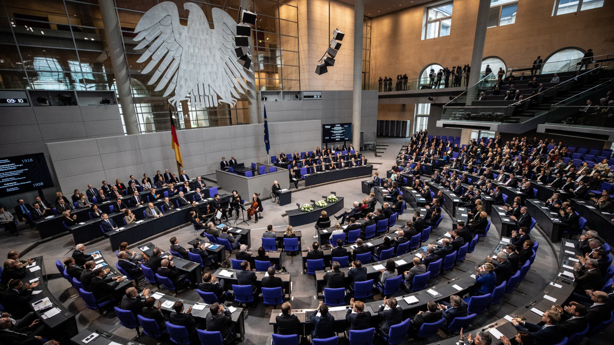 Wolfgang Schäuble parlamenti elnök beszél a német köztársaság kikiáltásának 100. évfordulója alkalmából tartott megemlékezésen a szövetségi parlamentben (Bundestag), Berlinben 2018. november 9-én.