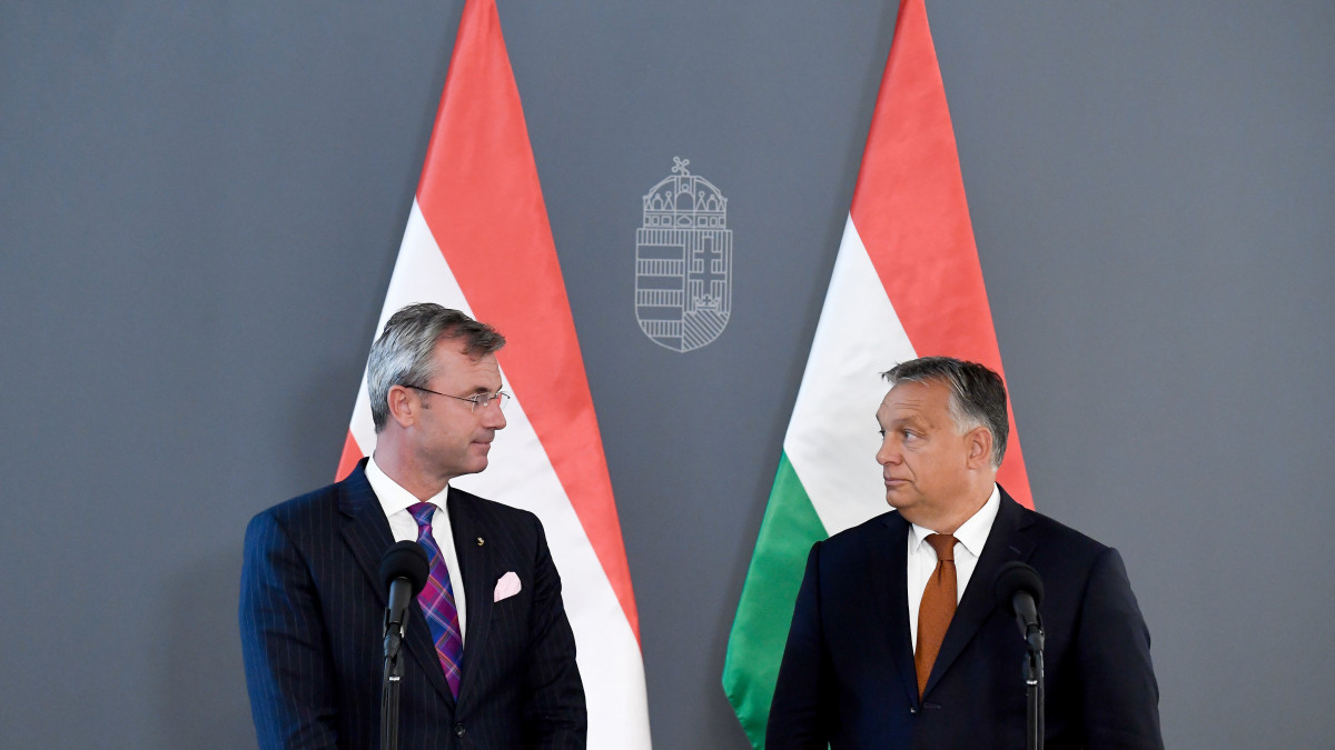 Orbán Viktor miniszterelnök (j) és Norbert Hofer, az Osztrák Szabadság Párt (FPÖ) elnöke sajtótájékoztatót tart a megbeszélésük után a Karmelita kolostorban 2019. szeptember 10-én.