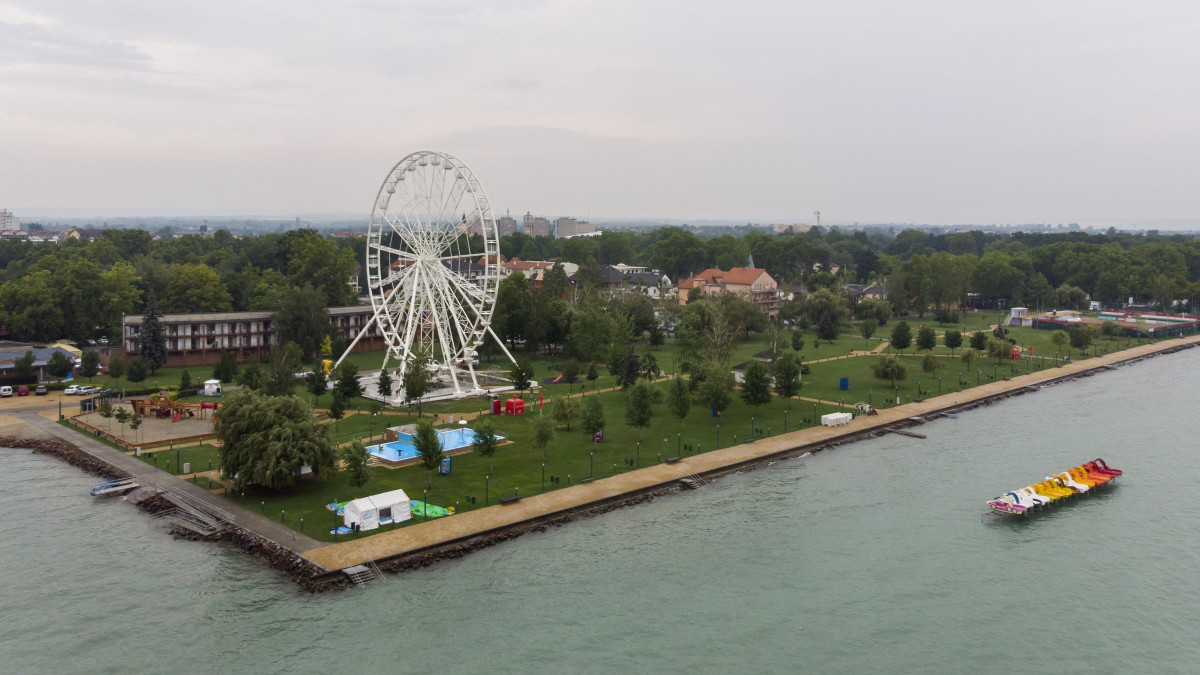 A Siófok várossá válásának 50. évfordulója alkalmából felállított, magyar készítésű, ötven méter magas, 180 fő befogadására alkalmas Siófok Óriáskerék 2018. június 29-én.