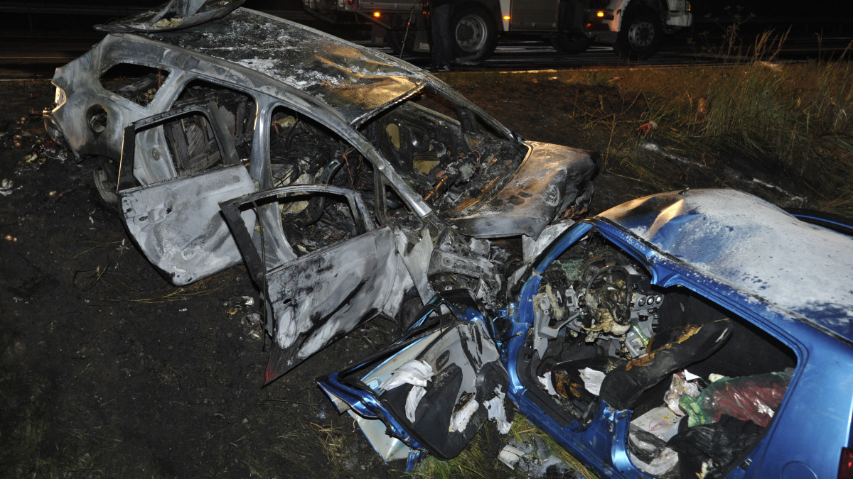 Kiégett autóroncsok az M5-ös autópálya mellett Felsőpakony határában, ahol hárman meghaltak, amikor egy forgalommal szemben közlekedő személyautó összeütközött egy másik autóval  2019. szeptember 6-án.