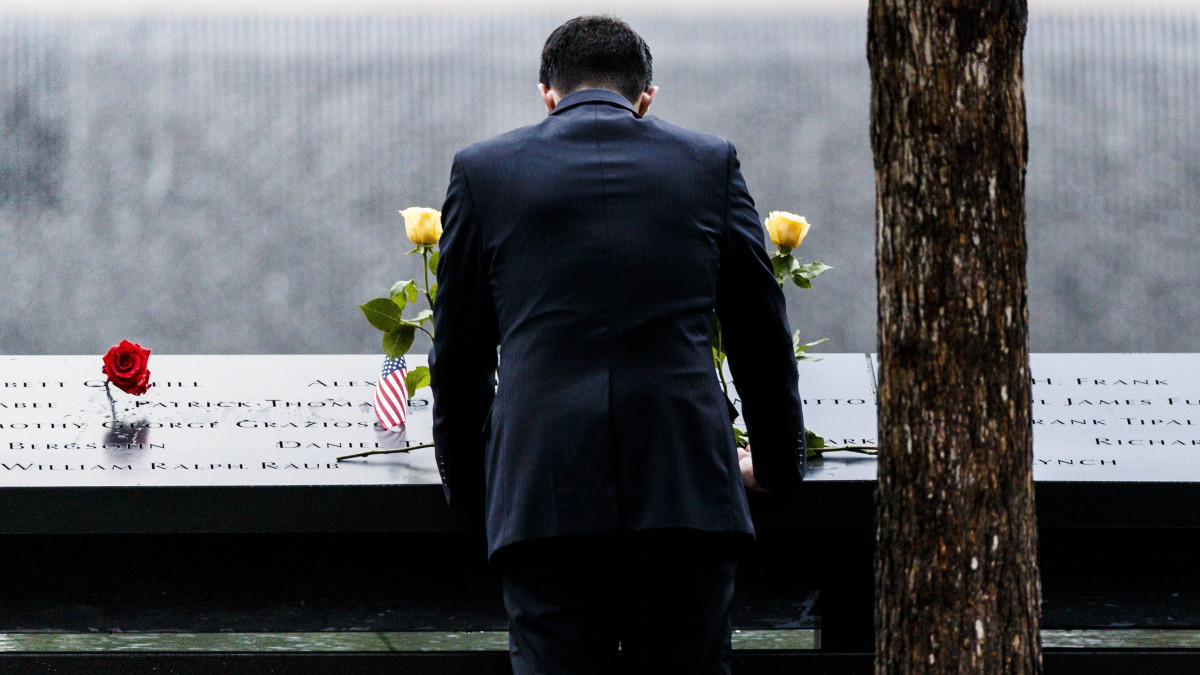 New York, 2018. szeptember 11.Megemlékező áll a Szeptember 11. Emlékműnél, a 2001. szeptemberi New York-i terrortámadásban megsemmisült Világkereskedelmi Központ ikertornyainak helyén létesített Ground Zero területén 2018. szeptember 11-én, az Egyesült Államok elleni 2001. szeptember 11-i repülőgépes terrortámadások 17. évfordulóján. (MTI/EPA/Justin Lane)