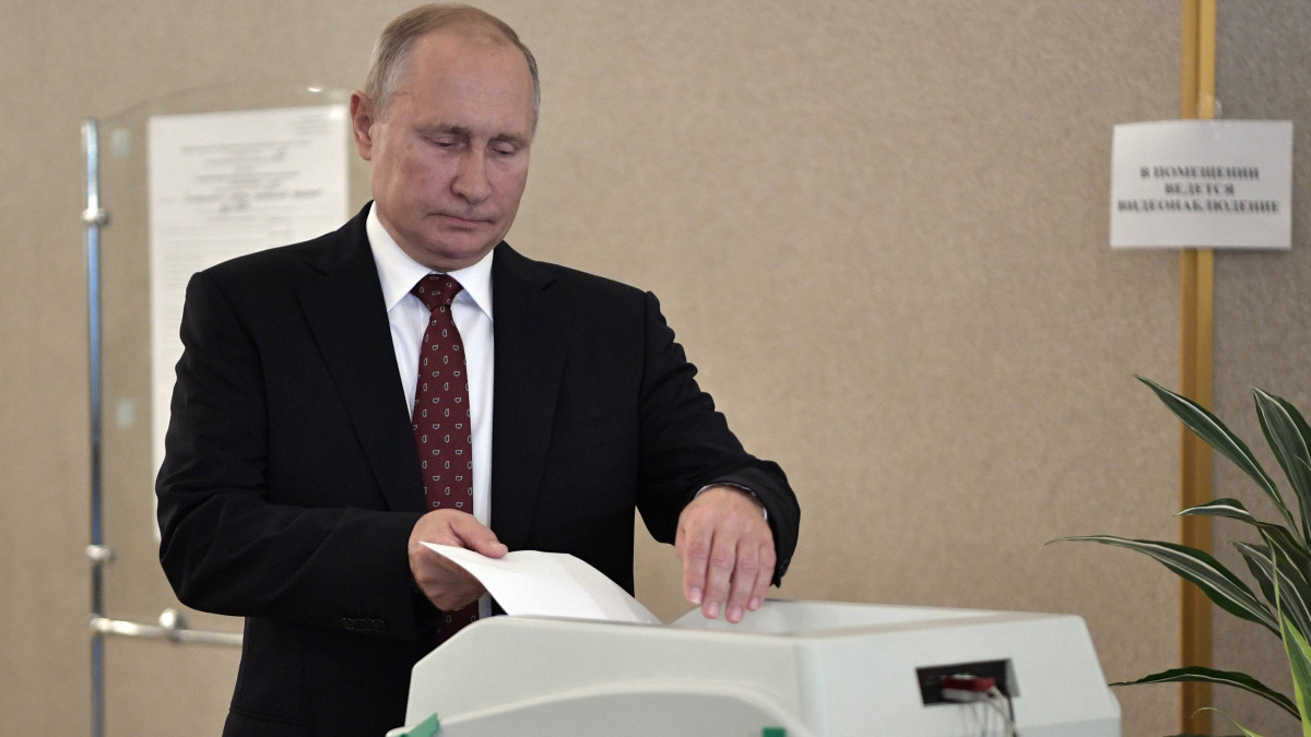 Vlagyimir Putyin orosz elnök voksol egy moszkvai szavazóhelyiségben 2019. szeptember 8-án, az orosz helyhatósági választások napján. Oroszországban 16 régió vezetőjét, 13 regionális törvényhozás képviselőit, 22 adminisztratív központ önkormányzati képviselőit és 3 központ vezetőjét választják meg, emellett a parlamenti alsóház négy egyéni választókörzetében tartanak pótválasztást, és mintegy ötven referendumot is megrendeznek.