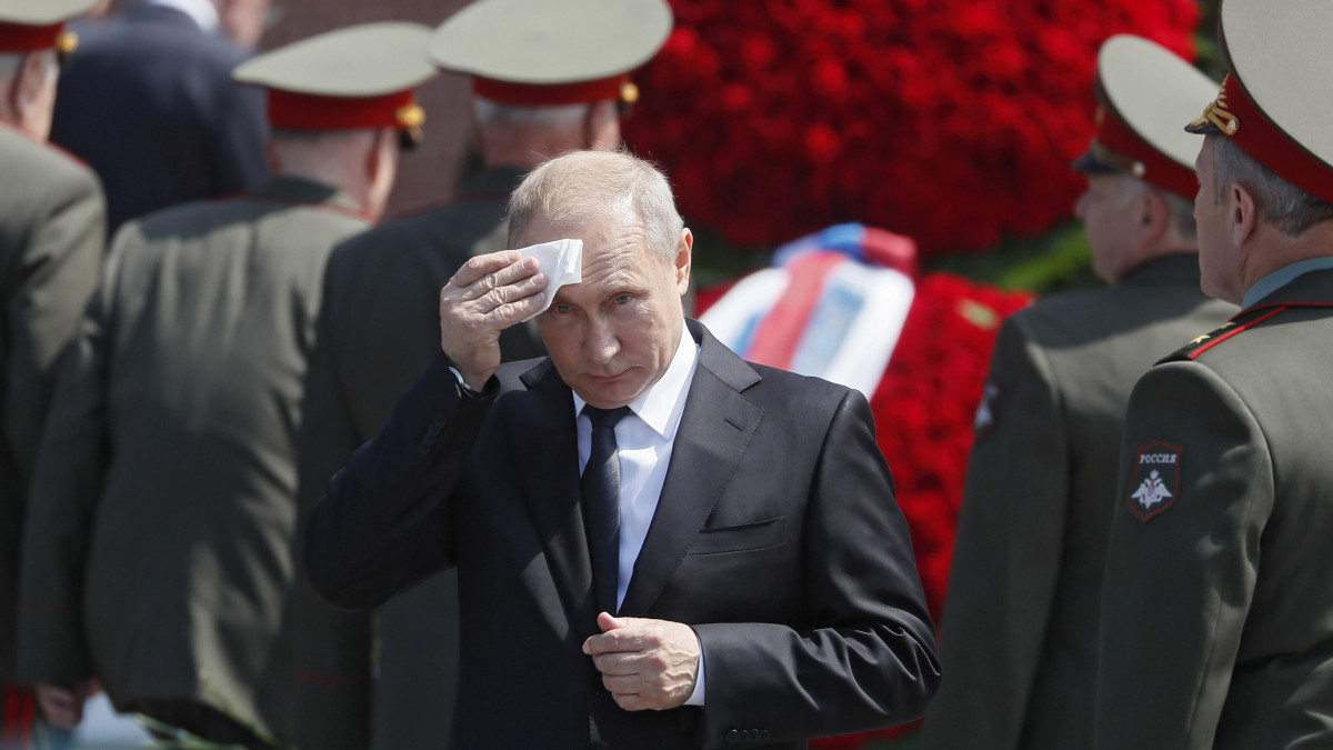 Vlagyimir Putyin orosz elnök, miután megkoszorúzta a ismeretlen katona sírját a moszkvai Kreml nyugati falánál lévő Sándor-kertben a Szovjetunió elleni náci német támadás megindításának 77. évfordulója alkalmából tartott megemlékezésen 2019. június 22-én.