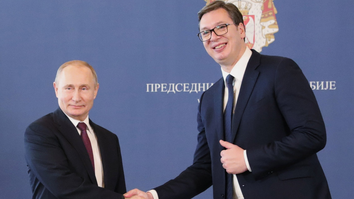 Aleksandar Vucic szerb (j) és Vlagyimir Putyin orosz elnök kezet fog tárgyalásuk megkezdése előtt Belgrádban 2019. január 17-én.