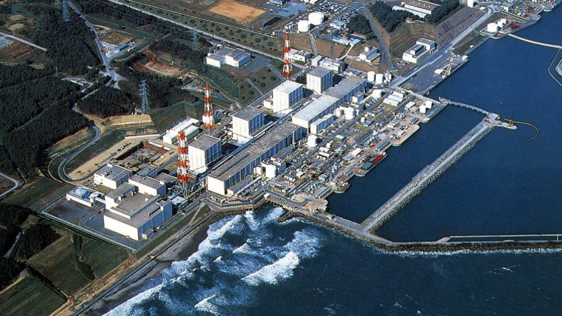 Archív kép a Fukusima Daiicsi atomerőműről Okumamacsiban. A 2011. március 11-i, a Richter-skála szerinti 8,9-es erősségű földrengésben megsérült erőműben felrobbant a hűtési folyamatban használt hidrogén március 12-én, és emiatt megolvadhatnak a fűtőrudak. Ez szakemberek szerint nem okoz katasztrófát.