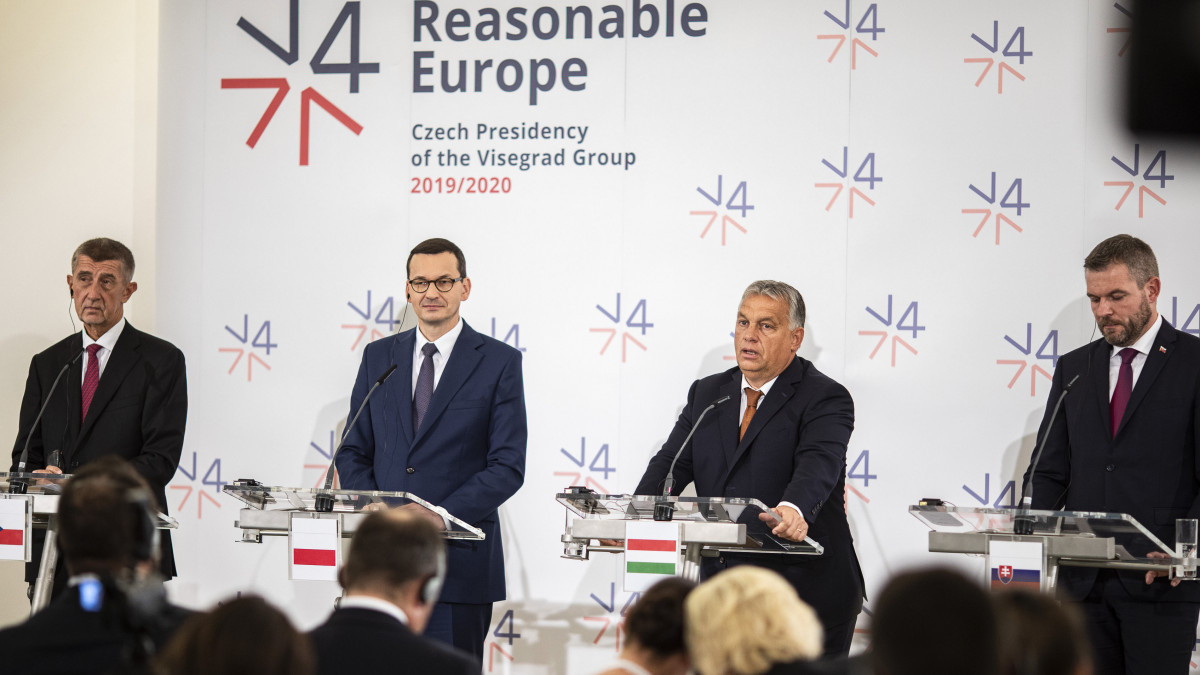 A Miniszterelnöki Sajtóiroda által közreadott képen Orbán Viktor miniszterelnök (j2) beszél, mellette Peter Pellegrini szlovák (j), Mateusz Morawiecki lengyel (b2) és Andrej Babis cseh kormányfő a V4-Nyugat-Balkán csúcstalálkozó után tartott sajtótájékoztatón Prágában 2019. szeptember 12-én.