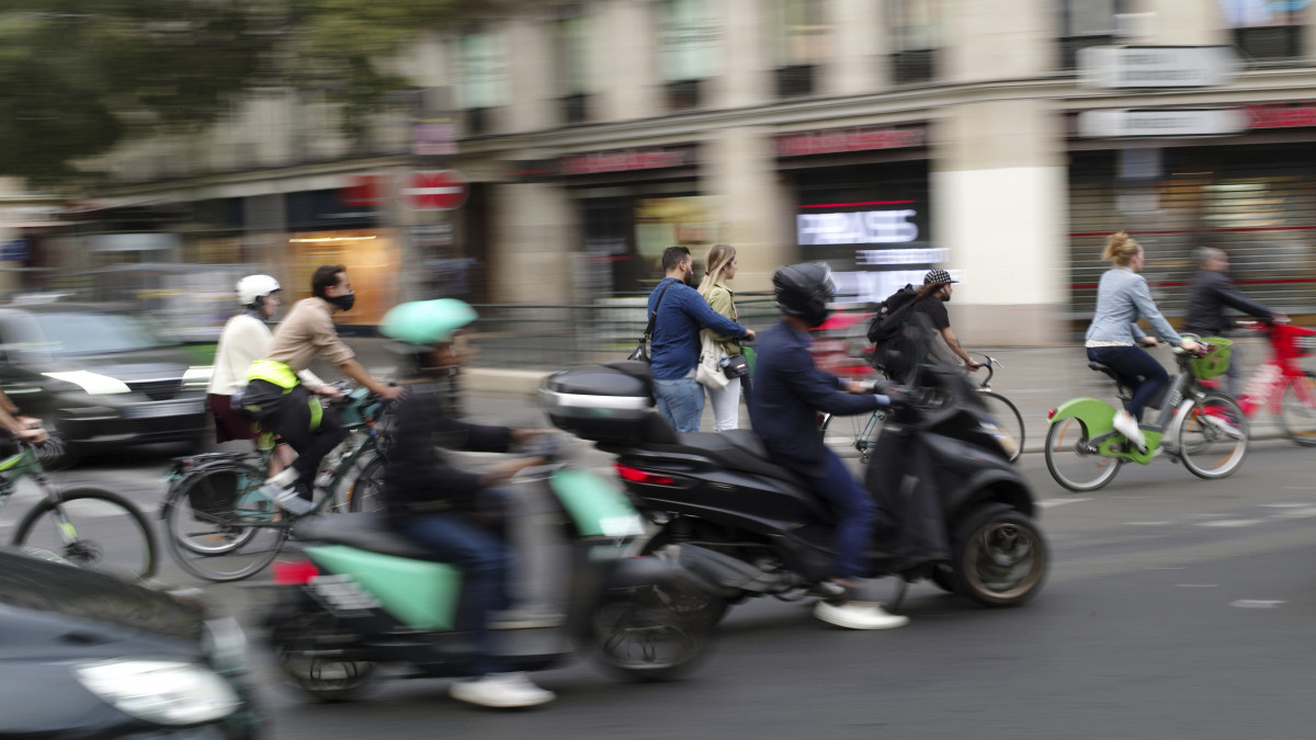Kerékpárosok és robogósok Párizsban 2019. szeptember 13-án, amikor a francia főváros tömegközlekedési dolgozói sztrájkolnak a kormány nyugdíjreformja elleni tiltakozásul.