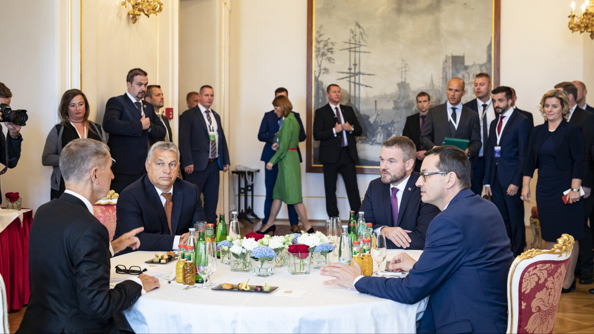 A Miniszterelnöki Sajtóiroda által közreadott képen Andrej Babis cseh, Orbán Viktor magyar, Peter Pellegrini szlovák és Mateusz Morawiecki lengyel miniszterelnök (az asztalnál b-j) a V4-Nyugat-Balkán csúcstalálkozó előtt tartott V4-es egyeztetésen Prágában 2019. szeptember 12-én.