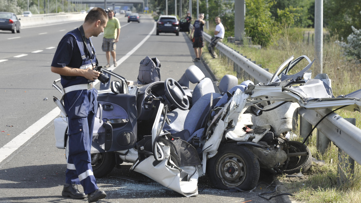 Ütközésben összeroncsolódott személygépkocsi 2019. szeptember 14-én az M5-ös autópálya Budapestről kivezető, soroksári szakaszán, a 15. kilométerszelvényben, ahol három autó rohant egymásba. A balesetben egy nő meghalt.