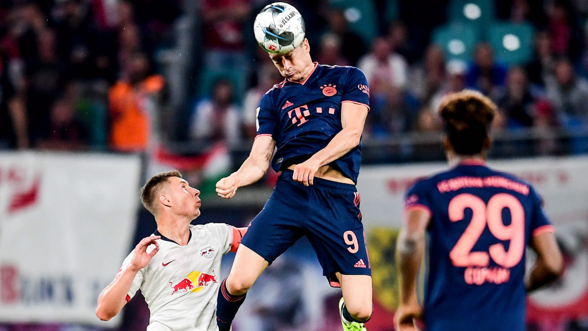 Willi Orbán, az RB Leipzig (b) és Robert Lewandowski, a Bayern München játékosa a német első osztályú labdarúgó-bajnokság 2019. szeptember 14-i mérkőzésén Lipcsében.