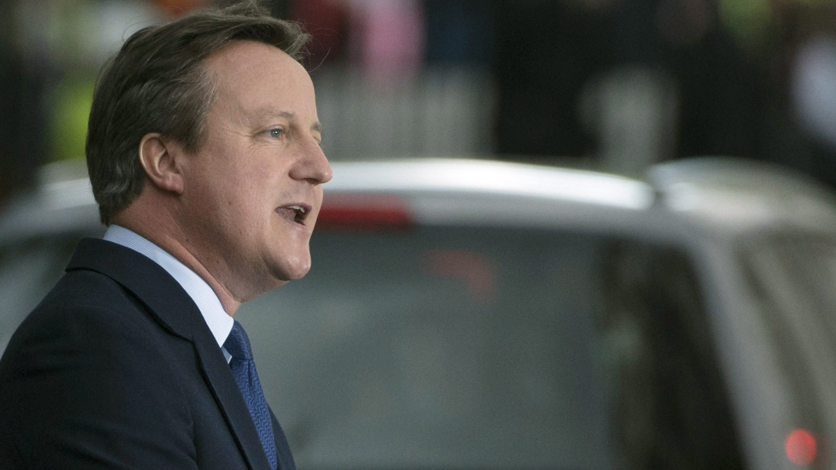 David Cameron leköszönő brit miniszterelnök sajtóértekezletet tart a brit kormányfői rezidencia, a Downing Street 10. bejáratában Londonban 2016. július 13-án, mielőtt elhagynák az épületet. Ezen a napon Theresa May belügyminiszter átveszi a kormányfői tisztséget Camerontól, és ezzel az Egyesült Királyság második női miniszterelnöke lesz. Cameron azt követően mond le, hogy a brit EU-tagságról rendezett június 23-i népszavazáson a többség arra voksolt, hogy az Egyesült Királyság lépjen ki az Európai Unióból.