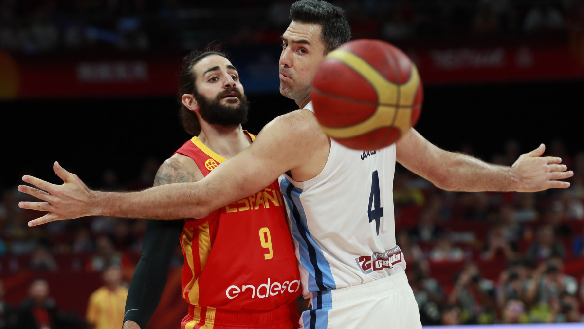 Az argentin Luis Scola (j) és a spanyol Ricky Rubio a férfi kosárlabda-világbajnokság pekingi döntőjében 2019. szeptember 15-én.