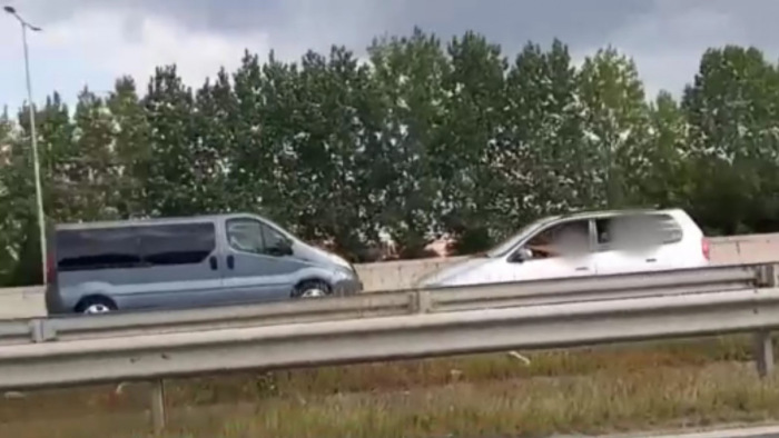 Két autós életveszélyes manővere az M5-ösön
