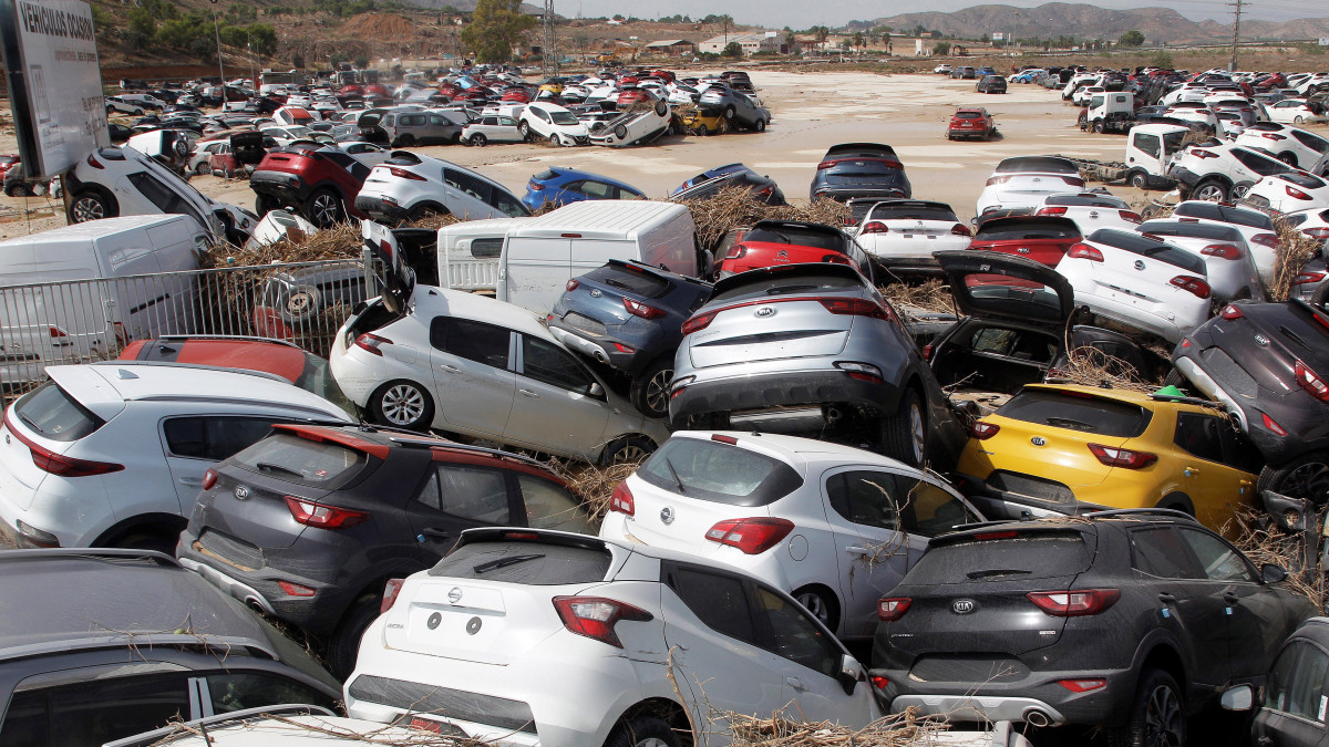 Összetorlódott autók egy járműtelepen, az árvíz sújtotta Alicante tartománybeli Orihuelában 2019. szeptember 15-én. A Délkelet-Spanyolországot sújtó heves viharok és hatalmas esők előidézte áradások következtében hat ember életét vesztette, szeptember 10. óta több mint ötezer embert telepítettek ki.