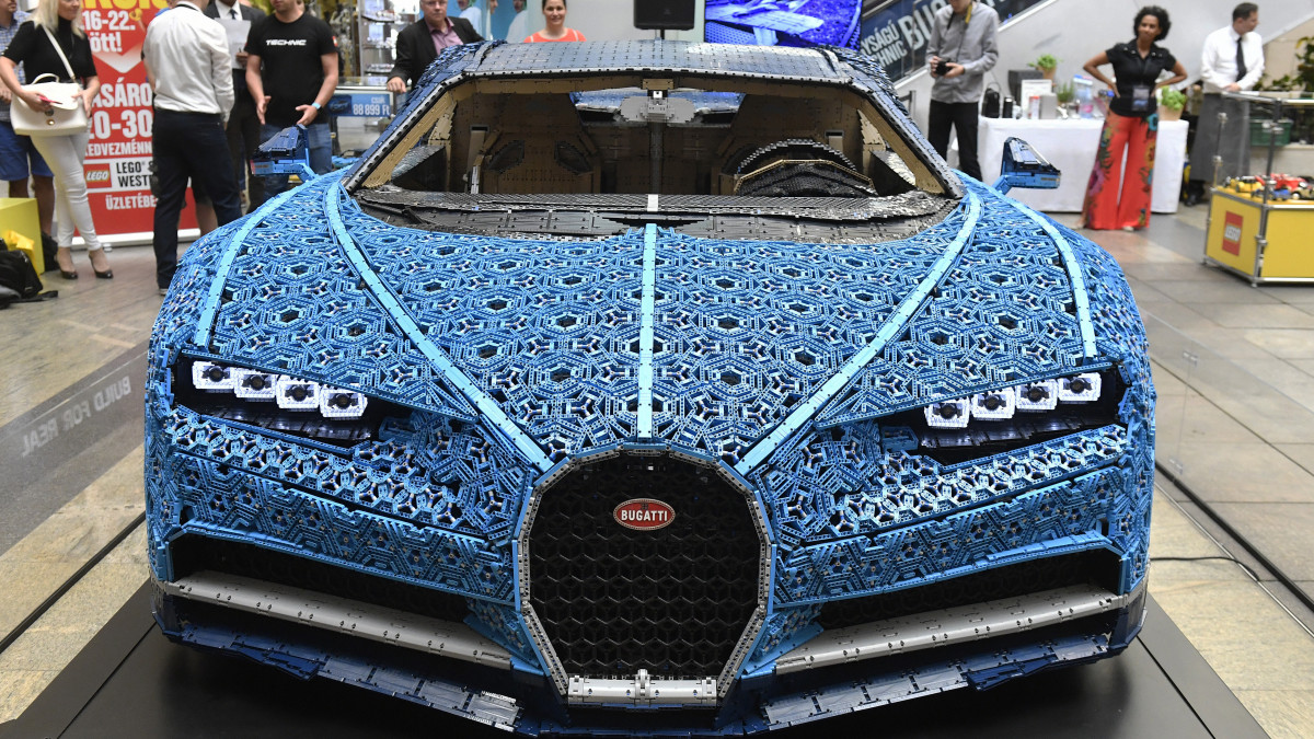 Legóból készült, 1:1 méretarányú, működőképes Bugatti Chiron a budapesti WestEnd City Center bevásárlóközpontban tartott bemutatón 2019. szeptember 16-án. A hipersportautó legóalkatrészekből készült, Lego-villanymotorokal meghajtott másolatát hat hónap alatt építette fel húsz szakember mintegy egymillió alkatrészből egy fém vázszerkezetre.
