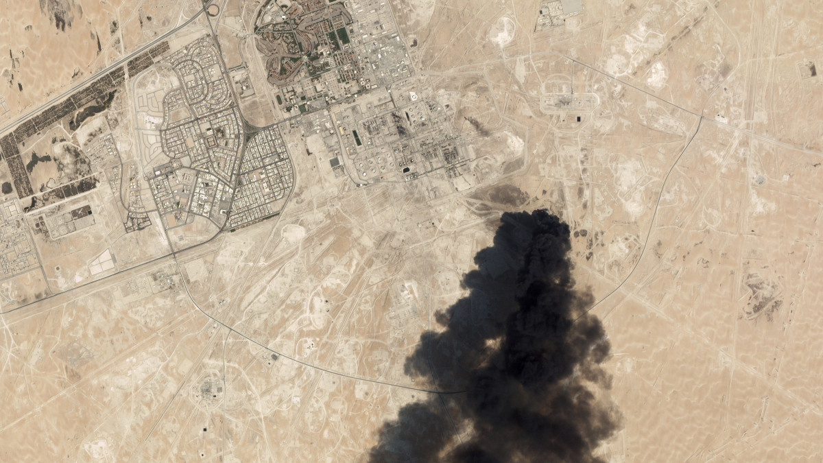 A Planet Labs Inc. 2019. szeptember 14-i műholdképén sűrű fekete füst gomolyog az Aramco szaúd-arábiai olajvállalat olajterminálja fölött, az abkaiki kormányzóságban fekvő Bukjakban. A jemeni húszi lázadók dróntámadásokat intéztek az itteni és egy másik szaúdi olajterminál ellen, emiatt pedig mintegy felére csökkent a világ legnagyobb olajexportőrének kivitele.
