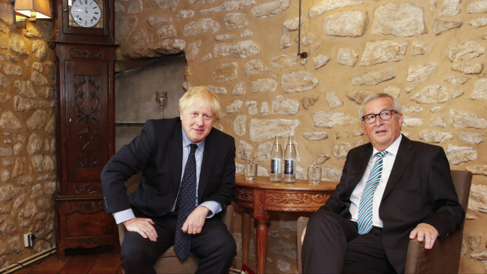 Füttykoncert és hátrahagyott sajtótájékoztató - Boris Johnson kínos luxemburgi percei
