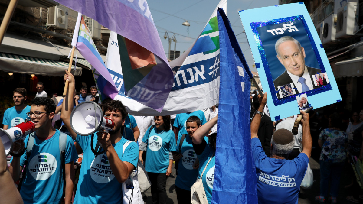 Benjámin Netanjahu izraeli miniszterelnöknek, a Likud párt vezetőjének óriásplakátját viszik támogatói Jeruzsálemben 2019. szeptember 13-án. Izraelben szeptember 17-én tartanak előrehozott parlamenti választást, miután az áprilisi választások után Benjámin Netanjahu nem tudta felállítani új kabinetjét a kitűzött határidőig.
