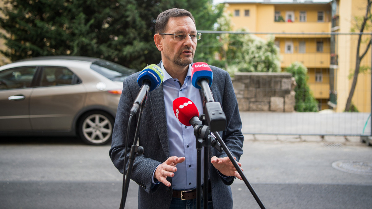 Nagy Gábor Tamás (Fidesz-KDNP), az I. kerület polgármestere sajtótájékoztatót tart az előző napon beomlott támfalnál az I. kerületi Logodi utcában 2019. szeptember 17-én. A Budavári Önkormányzat tájékoztatása szerint a Logodi utca 56-58. szám alatti, magántulajdonban lévő építési telek a világörökség része és régészetileg védett. A sajtótájékoztatón közölték: szabálytalan és engedély nélküli építési munka vezetett a támfalomláshoz.