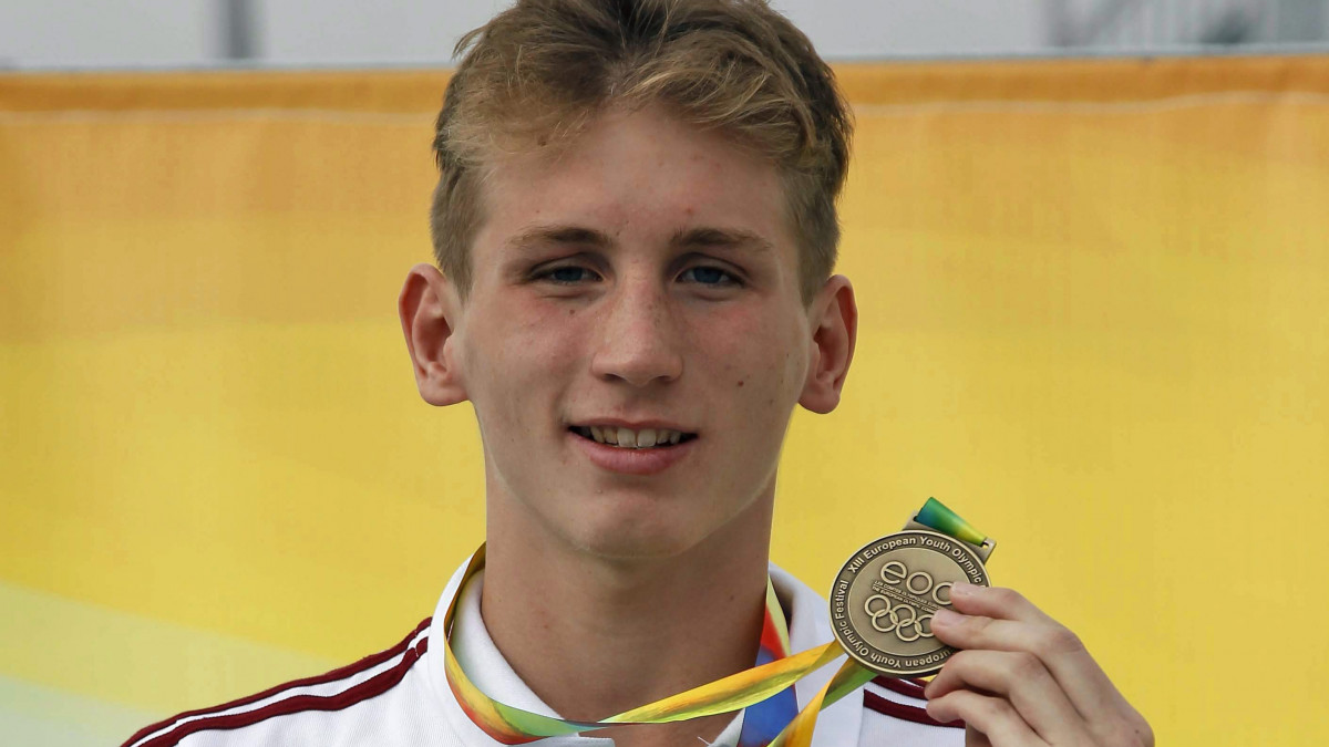 A bronzérmes Márton Richárd a 200 méteres gyorsúszás eredményhirdetésén a 13. nyári Európai Ifjúsági Olimpiai Fesztiválon Tbilisziben 2015. július 27-én.