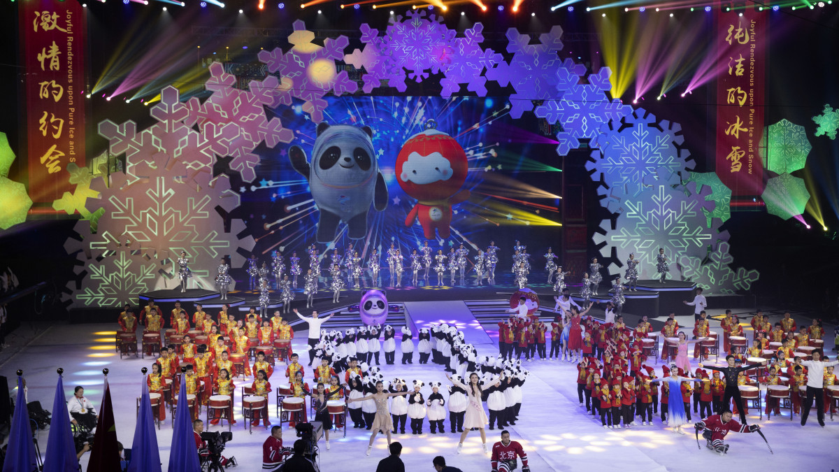 Bemutatják Ping Tven-tvent, a 2022-es téli olimpia (b) és Suej Zsung-zsungot, a paralimpia hivatalos kabalafiguráját Pekingben 2019. szeptember 17-én. A XXIV. téli olimpiai játékokat 2022. február 4. és február 20., a paralimpiát március 4. és 13. között rendezik a kínai fővárosban.
