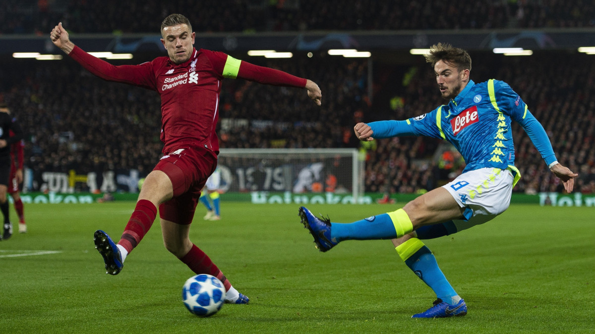 Jordan Henderson, a Liverpool (b) és Fabián Ruiz, a Napoli játékosa a labdarúgó Bajnokok Ligája hatodik, utolsó fordulójában, a C csoportban játszott FC Liverpool - SSC Napoli mérkőzésen Liverpoolban 2018. december 11-én.