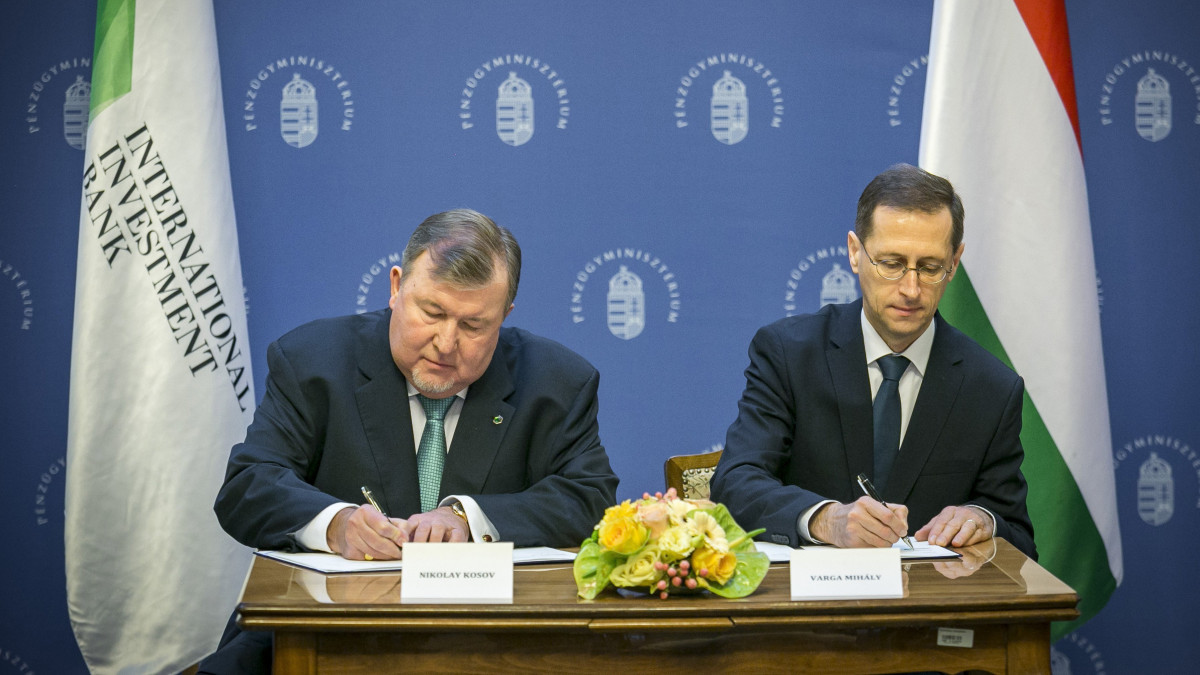 Varga Mihály pénzügyminiszter (j) és Nyikolaj Koszov, a Nemzetközi Beruházási Bank (NBB) elnöke aláírja a nemzetközi pénzintézet székhelyének áthelyezéséről szóló megállapodást Budapesten, a Pénzügyminisztériumban 2019. február 5-én. A bank Magyarországon megnyíló új központjának létrehozásával az NBB hatékonyabban kapcsolódhat be az európai pénzügyi-gazdasági életbe.