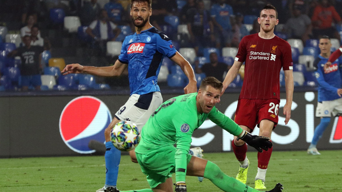 Adrián, az FC Liverpool kapusa (k) nem tudja kivédeni Fernando Llorente, az SSC Napoli játékosa (b) rúgását a labdarúgó Bajnokok Ligája csoportkör mérkőzéseinek első fordulójában, az E csoportban játszott mérkőzésen Nápolyban 2019. szeptember 17-én. A találkozót az olasz csapat nyerte 2-0-ra.