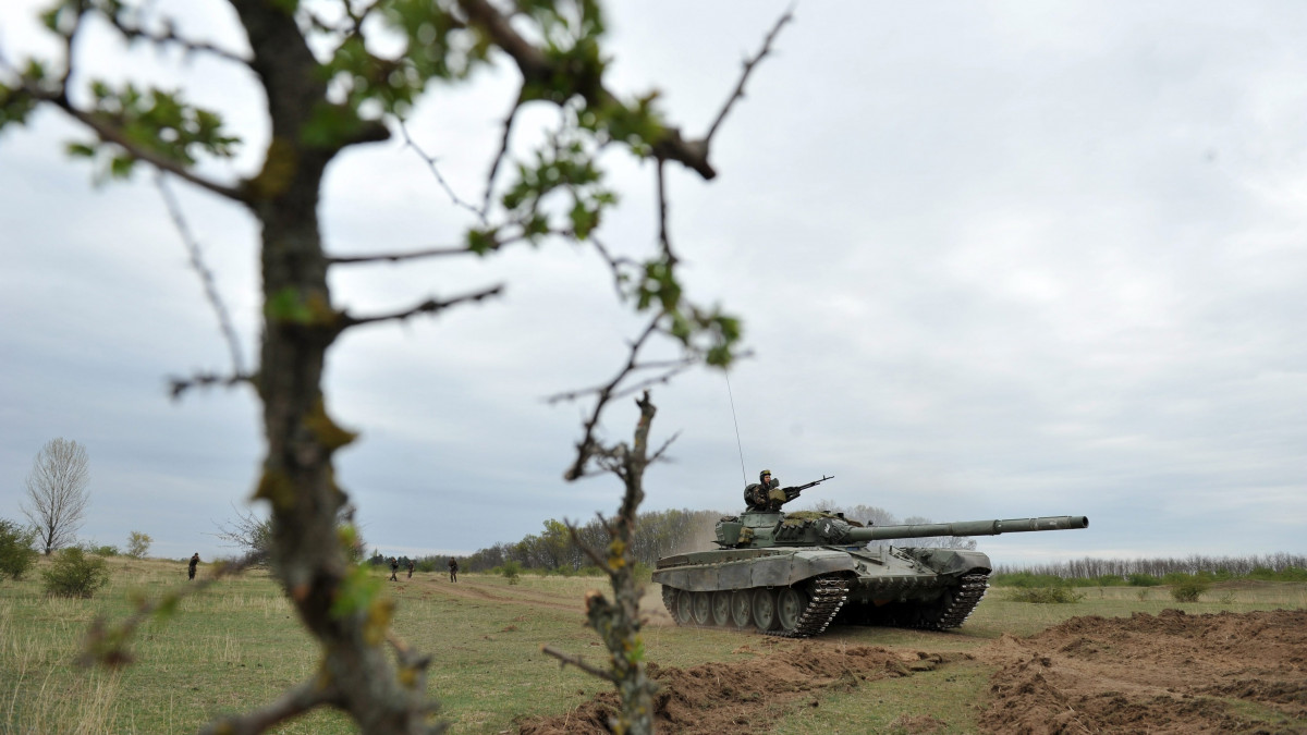 Egy T-72-es harckocsi biztosít a Nemzeti Közszolgálati Egyetem Hadtudományi és Honvédtisztképző karának hadgyakorlatán a zászlóalj ócsai kiképzőbázisán, ahol a Ludovika Zászlóalj honvéd tisztjelöltjei a támadó és védelmi harc elemeivel ismerkednek. A Tavaszi Lendület 2012 elnevezésű többnapos gyakorlaton 152 tisztjelölt vesz rész, akik a kar katonai vezetői szakán tanulnak.