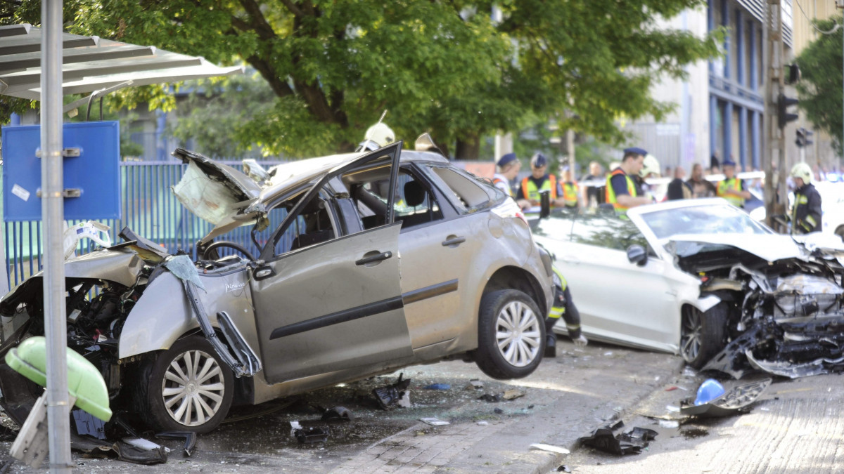 Összeroncsolódott személyautók egy buszmegállóban a fővárosi Dózsa György út és Kassák Lajos utca kereszteződésében 2017. május 15-én. A két karambolozó autó egyike a buszmegállóba csapódott, egy ember meghalt, kettő súlyos, életveszélyes sérüléseket szenvedett. A balesetben összesen hatan sérültek meg, az egyik roncsból két embert kellett kivágniuk a tűzoltóknak.