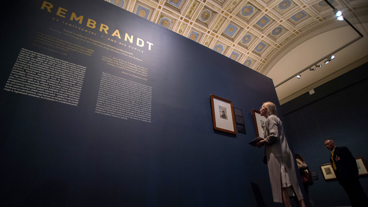 Érdeklődő a Rembrandt és tanítványai. Rajzok és rézkarcok a Szépművészeti Múzeum gyűjteményéből című kiállítás sajtóbemutatóján a múzeumban 2019. szeptember 19-én. A Rembrandt halálának 350. évfordulója alkalmából nyíló kamarakiállítás szeptember 20-tól 2020. január 5-ig tekinthető meg.