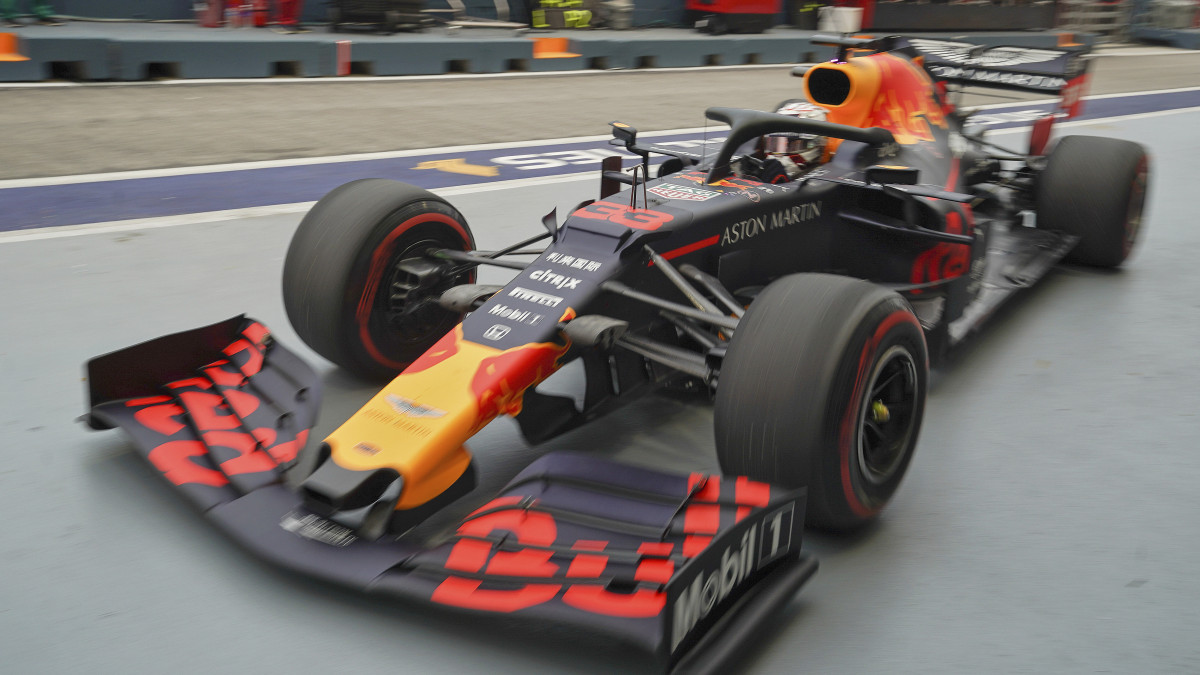 Max Verstappen, a Red Bull holland versenyzője a Forma-1-es autós gyorsasági világbajnokság Szingapúri Nagydíjának első szabadedzésén a Marina Bay utcai pályán tartott sajtótájékoztatón 2019. szeptember 20-án. A futamot szeptember 22-én rendezik.