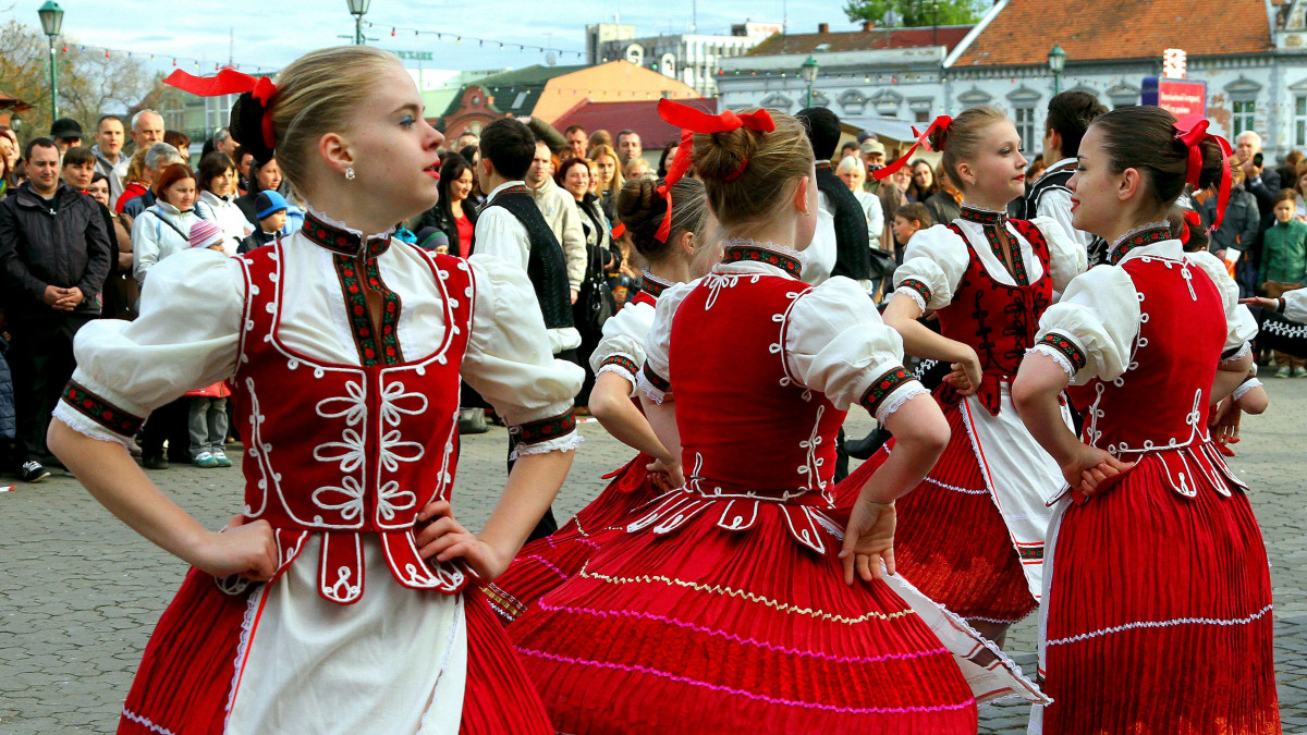 Helyi ifjúsági táncegyüttes csárdást mutat be az ungvári Színház téren 2015. április 29-én, a tánc világnapján.