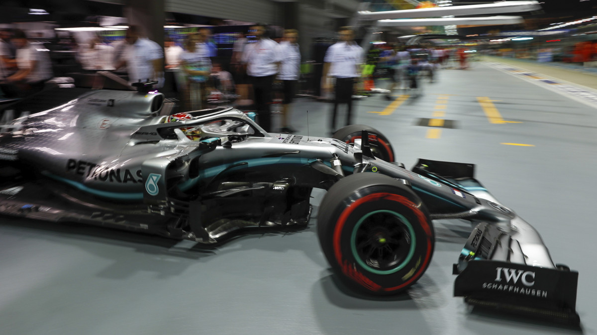 Lewis Hamilton, a Mercedes brit versenyzője a Forma-1-es autós gyorsasági világbajnokság Szingapúri Nagydíjának második szabadedzésén a Marina Bay utcai pályán tartott sajtótájékoztatón 2019. szeptember 20-án. A futamot szeptember 22-én rendezik.