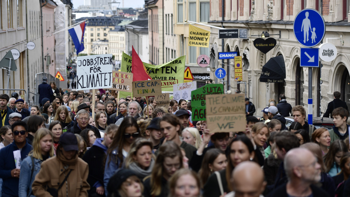 A klímaváltozás ellen intézkedéseket követelő tüntetők, akik a Fridays for Future (Péntekenként a jövőért) mozgalom felhívására vonultak utcára Stockholmban 2019. szeptember 20-án.