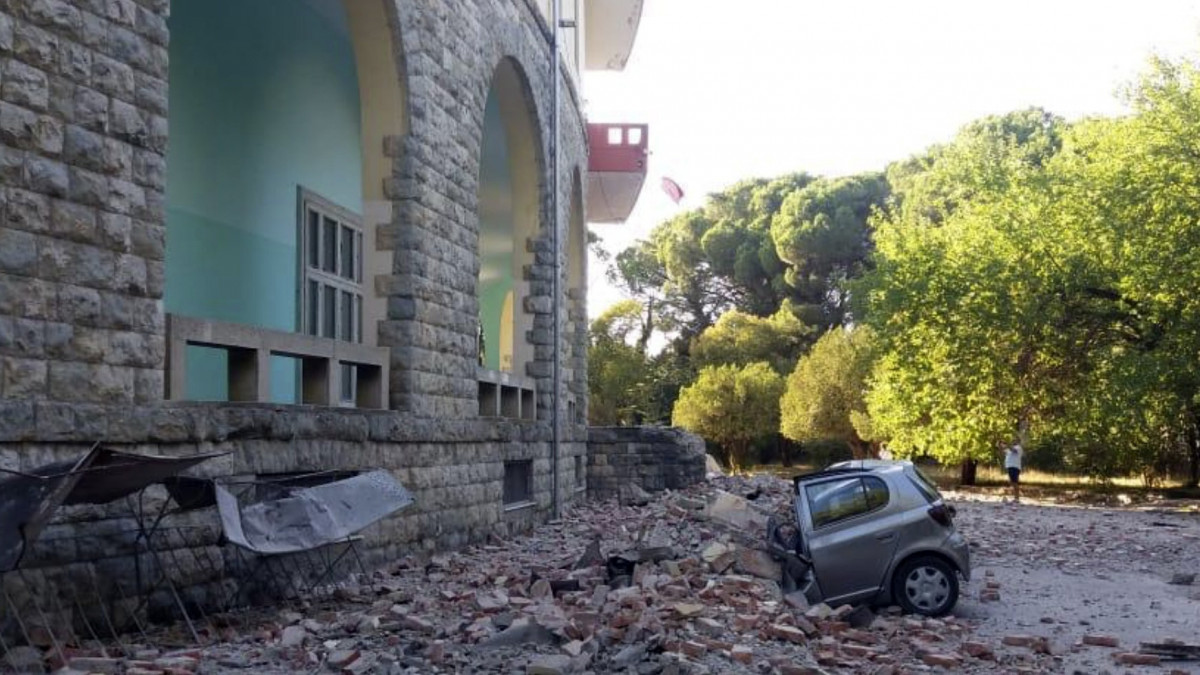 Megrongálódott autók Tiranában, miután 5.8-as erősségű földrengés rázta meg a térséget 2019. szeptember 21-én. A földrengésben legkevesebb két ember megsebesült.