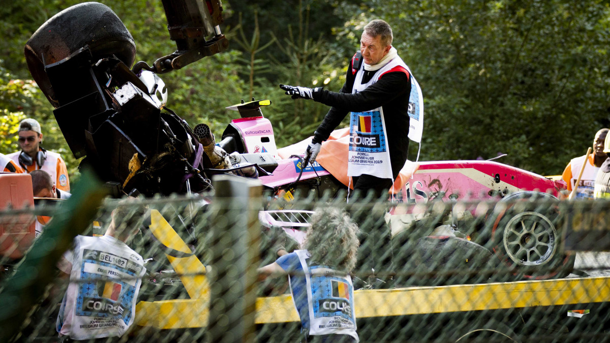 Anthoine Hubert-nek, a BWT Arden francia versenyzőjének kettétört autóját szállítják el a spa-francorchampsi pályáról a Forma-2-es sorozat megszakított futamán a belgiumi Stavelotban 2019. augusztus 31-én, miután a 22 éves versenyző a futam második körében nekicsapódott a gumifalnak, majd a pályára visszasodródó autójába belerohant az amerikai Juan Manuel Correa. Hubert a kórházban belehalt sérüléseibe, Correa túlélte a balesetet.