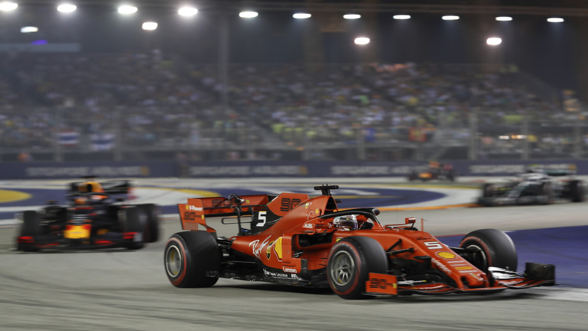 Sebastian Vettel, a Ferrari német versenyzője a Forma-1-es autós gyorsasági világbajnokság Szingapúri Nagydíján a Marina Bay utcai pályán 2019. szeptember 22-én.