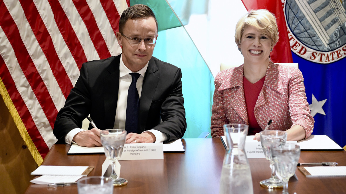 A Külgazdasági és Külügyminisztérium (KKM) által közreadott képen Szijjártó Péter külgazdasági és külügyminiszter és Kimberly A. Reed, az amerikai Exim Bank elnöke együttműködési megállapodást ír alá Washingtonban 2019. szeptember 23-án.