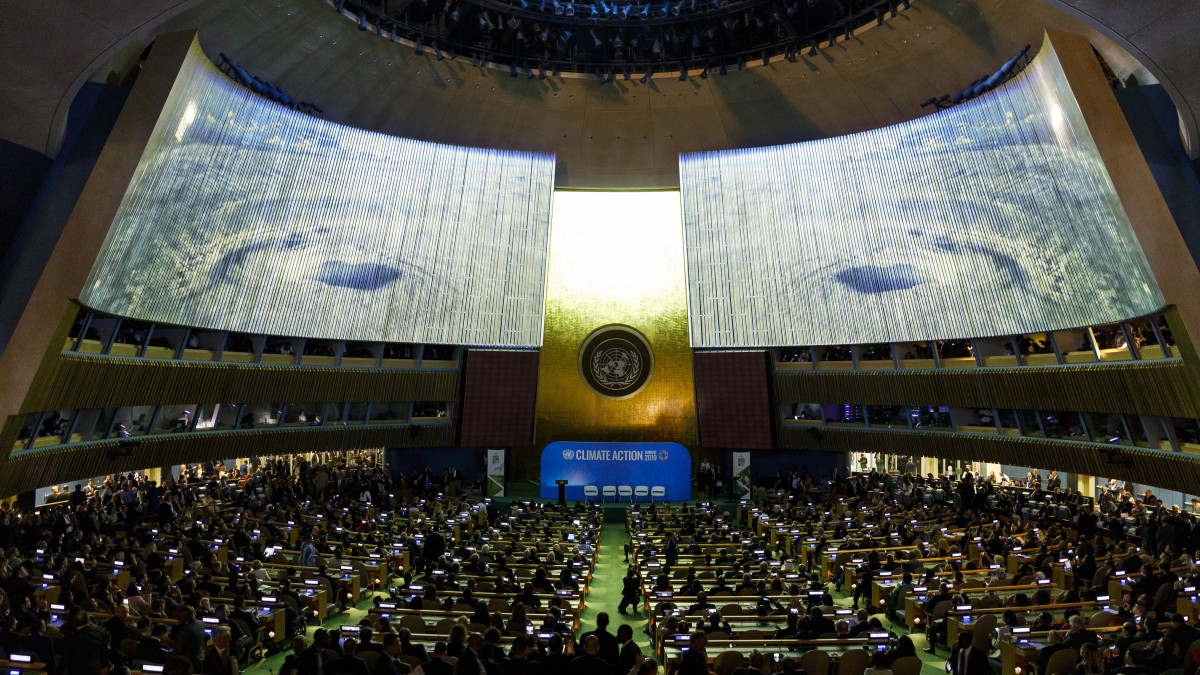 Az ENSZ klímacsúcsának nyitófilmjét nézik a résztvevők két óriási kivetítőn a világszervezet New York-i székházában 2019. szeptember 23-án.