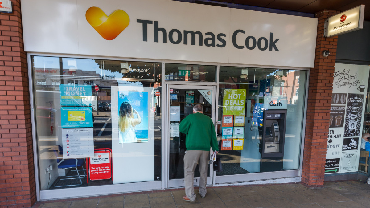 A legrégibb brit utazási iroda, a Thomas Cook egyik ma bezárt irodája Londonban 2019. szeptember 23-án. A Thomas Cook ezen a napon csődöt jelentett és azonnali hatállyal beszüntette tevékenységét. A brit polgári repülésügyi hivatal (CAA) beveti a Matterhorn-művelet nevű készenléti tervét a Thomas Cook szervezésében külföldön tartózkodó csaknem 160 ezer brit utas hazaszállítására. A külföldi érdekeltségeket is beleszámítva meghaladhatja a 600 ezret azoknak az utasoknak a száma, akik jelenleg a Thomas Cook által szervezett utakon vesznek részt.