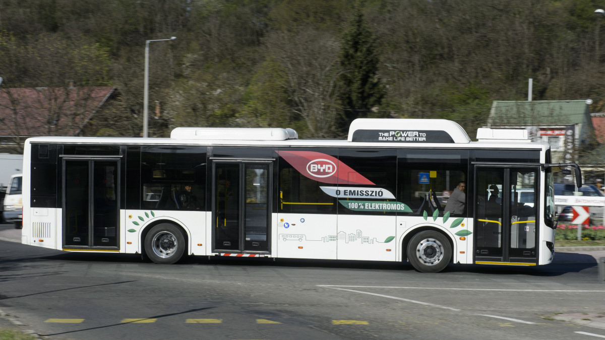Salgótarján első, a tömegközlekedésben forgalomba állított elektromos autóbusza 2019. április 15-én. A komáromi BYD Electric Bus and Truck Hungary Kft. által gyártott, teljes mértékben elektromos működésű autóbusz egy feltöltéssel akár 250 kilométert képes megtenni.