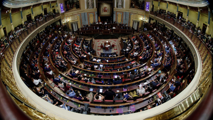 Feloszlatták a spanyol parlamentet