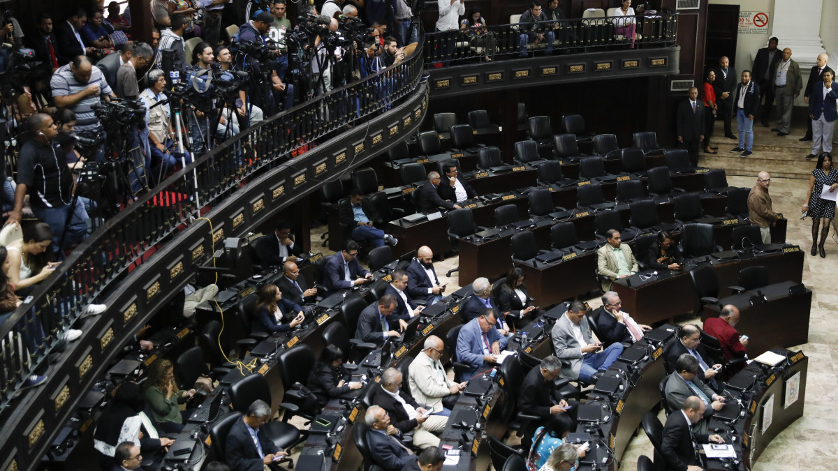 Ellenzéki törvényhozók a kormánypárti frakció üres széksorai mellett a Juan Guaidó venezuelai ellenzéki vezető, parlamenti elnök vezette ülésen Caracasban 2019. szeptember 17-én. Guaidó az előző nap bejelentette, hogy összeomlottak a hazáját sújtó belpolitikai válság megoldását célzó tárgyalások Nicolás Maduro megválasztott államfővel. Guaidó 2019. januárban Venezuela ideiglenes államfőjévé nyilvánította magát, átmeneti tisztségét azóta több mint 50 ország elismerte.