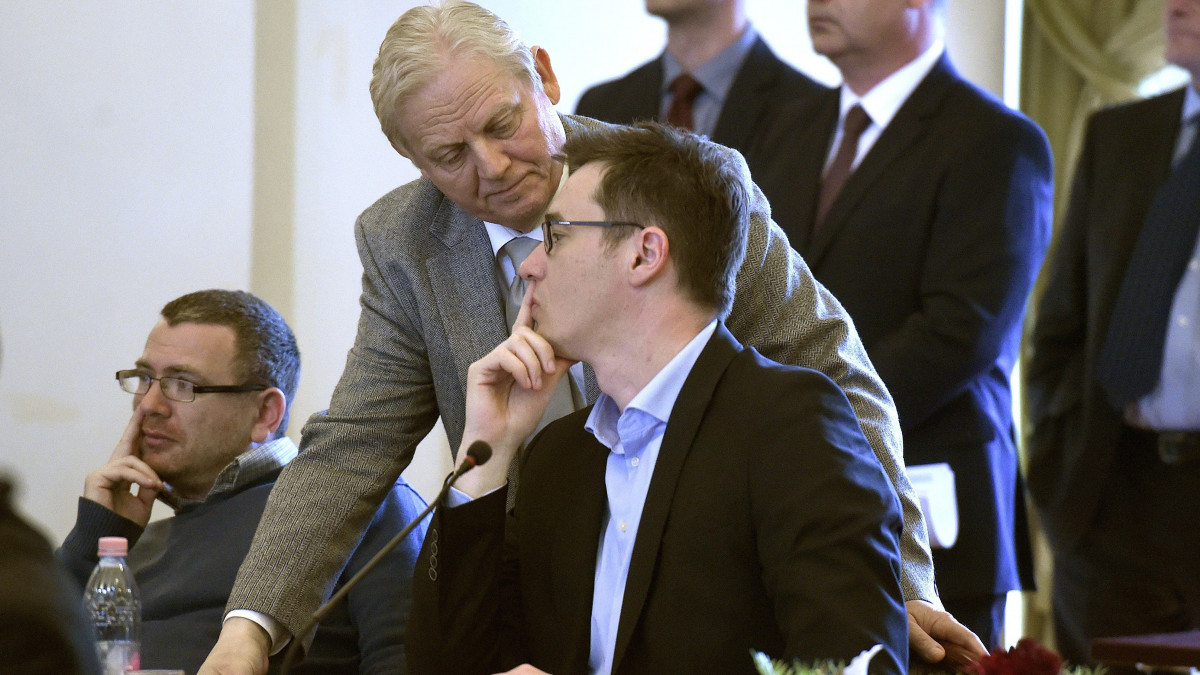 Tarlós István főpolgármester (b2) és Karácsony Gergely, Zugló polgármestere (b3) a Fővárosi Közgyűlés ülésén a Városháza dísztermében 2017. április 5-én. A közgyűlés döntött a római-parti védmű Duna-part menti nyomvonalon történő megépítéséről.