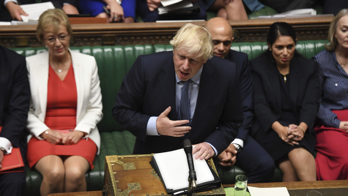 A brit parlament felvételén Boris Johnson miniszterelnök felszólal a törvényhozás alsóházi vitájában Londonban 2019. szeptember 25-én. Ezen a napon ismét összeült a parlament, mert a legfelsőbb bíróság előző nap ismertetett végzésében törvénysértőnek és semmisnek mondta ki a parlamenti ülésszak lezárásáról hozott kormányzati döntést, amelyet Johnson kezdeményezésére hagyott jóvá II. Erzsébet királynő. A brit EU-tagság megszűnésének (Brexit) jelenleg érvényes határnapja október 31.
