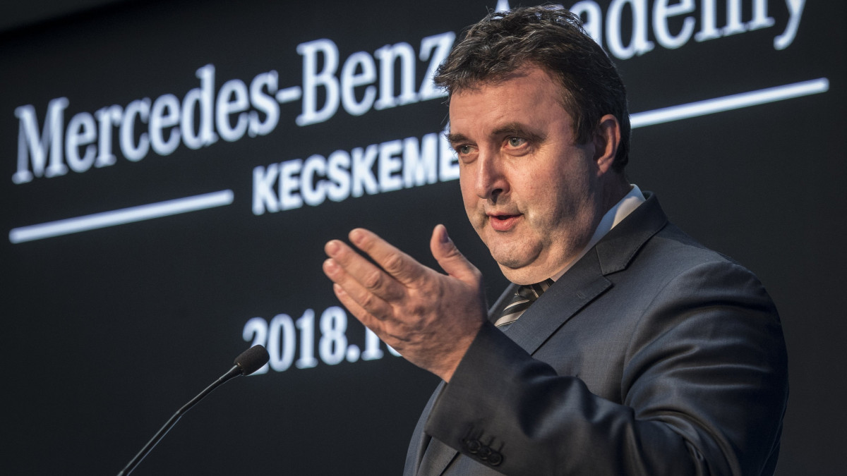 Palkovics László innovációs és technológiai miniszter beszédet mond a Mercedes-Benz Academy, a Mercedes-Benz Manufacturing Hungary Kft. új képzési központjának átadási ünnepségén Kecskeméten 2018. október 26-án.