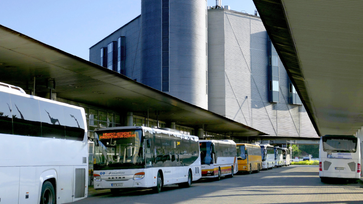 A Volánbusz Zrt. és más regionális közösségi közlekedési cégek távolsági és helyközi vonalakon járó korszerű autóbuszai indulás előtt a népligeti autóbusz-pályaudvaron.  MTVA/Bizományosi: Jászai Csaba  *************************** Kedves Felhasználó!