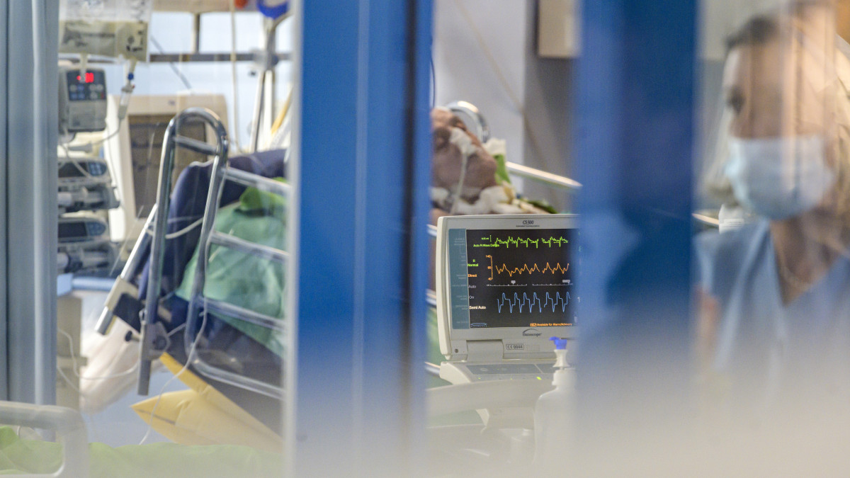 A Gottsegen György Országos Kardiológiai Intézet felnőtt intenzív osztálya 2019. szeptember 26-án. A magyar kórházak fejlesztése központi és döntő kérdés, ennek jegyében 4,5 milliárd forint keretösszegben szereztek be 722 altató- és lélegeztetőgépet. A készülékekből 18 jutott az Gottsegen György Országos Kardiológiai Intézetbe 130 millió forint értékben - jelentette be az emberi erőforrások minisztere a helyszínen tartott sajtótájékoztatón.